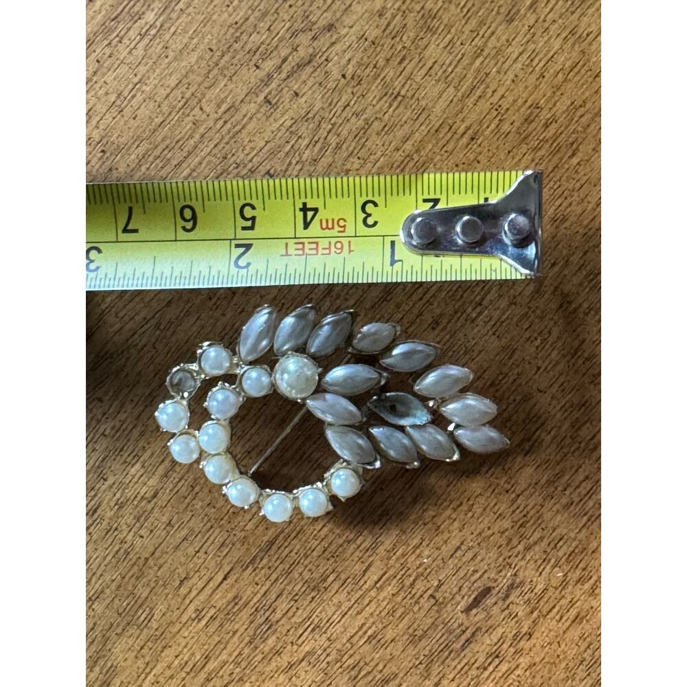 Vintage Faux Pearl Wreath Brooch Silver Tone Leaf Dangle Mid Century - Picture 5 of 6